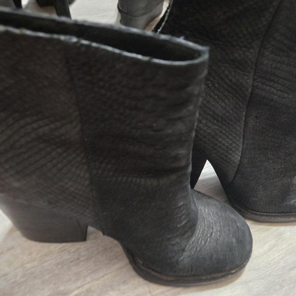 Chic Black Textured Ankle Boots